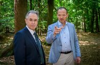 Sturm der Liebe – Es stellt sich heraus, dass Helmut (Norbert Heckner, l.) nur ein Strohmann und Markus (Timo Ben Schöfer, r.) der neue Besitzer von Roberts Anteilen ist.