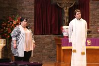 The Mick – Alba (Carla Jimenez, l.) entdeckt die Kirche für sich und beichtet offen bei Vater Zack (Miles Fisher, r.) ...