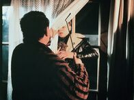 Polizeiruf 110 – hr-fernsehen POLIZEIRUF 110: DREI FLASCHEN TOKAJER, Kriminalfilm, DDR 1989, Regie: Udo Witte Uhr. Klette (Bernd Michael Lade, links) hat mit seinen Freunden gewettet, für eine Party drei Flaschen Tokajer zu stehlen.