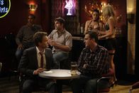 How I Met Your Mother – Während Ted ein Blind Date hat, schleift Barney (Neil Patrick Harris, l.) Marshall (Jason Segel, r.) mit in einen Strip-Club - allerdings gegen dessen Willen ...