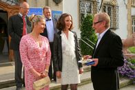 Die Rosenheim-Cops – In the back L-R: Achtziger (Alexander Duda) and Josef Daritz (Felix Vörtler). In the front L-R: Marie (Karin Thaler), Isolde (Bettina Bütow-Hauenschild) and Prof. Vorbach (Peter Albers).