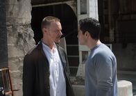 The Exorcist – Als Pater Marcus (Ben Daniels, l.) sich mit Pater Tomas (Alfonso Herrera, r.) im Kampf gegen den Dämon zusammenschließt, macht er Tomas bewusst, dass er seine Exfreundin Jessica um jeden Preis endlich aus seinem Leben verbannen muss, wenn er wirklich einen Exorzismus durchführen will ...