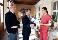 Donna Leon – Commissario Brunetti (Uwe Kockisch, Mitte) und Sergente Vianello (Karl Fischer) erfahren von der jungen Krankenschwester Anna Maria Giusti (Dagny Dewarth), dass es in Venedig auch einen Pflegenotstand gibt.