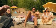 neoriginal: Doppelhaushälfte – Zoe (Helena Yousefi), Theo (Benito Bause) und Mari (Maryam Zaree) genießen den sommerlichen Strand.