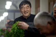 Die Farben Chinas – Das Rösten von Bi Luo Chun Teeblättern ist eine hohe Kunst. Schülerinnen und Schüler jeden Alters lernen es bei Teemeister Yan Jielong.