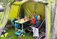 Hauptsache Camping – Familie Weick trotzt dem Wetter. Ihr Familienzelt bietet jede Menge Platz. Frühstücken im Vorzelt gefällt besonders den Kindern.