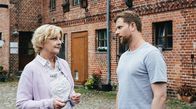 Käthe und ich - Der kleine Ritter – Gudrun Tönnissen (Saskia Vester, li.) lässt sich von Paul Winter (Christoph Schechinger, re.) nicht umstimmen.