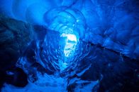 Wasser – Gletschermühlen sind spiralwandige Hohlformen im Eis.