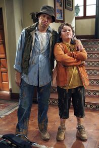 Two and a Half Men – Alan (Jon Cryer, l.) ist bestürzt, als er bemerkt, dass Jake (Angus T. Jones, r.) erwachsen wird, ohne dass er mit ihm die üblichen Vater-Sohn-Unternehmungen wie Zelten, Angeln oder Jagen absolviert hat. Dies will er nun nachholen ...