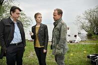 Die Toten vom Bodensee – Am Tatort angelangt erfahren die Ermittler Hannah Zeiler (Nora Waldstätten, M.) und Micha Oberländer (Matthias Koeberlin, r.) von ihrem Kollegen Thomas Komlatschek (Hary Prinz, l.), dass das Opfer noch lebt und ins Krankenhaus gebracht wird. Ist der Sohn des Opfers aber wirklich dem Krankenwagen gefolgt?