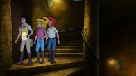Bibi und Tina – Laut einer Sage soll im Schloss ein schwarzer Diamant versteckt sein. Den müssen Bibi (M.), Tina (r.) und Alex (l.) unbedingt finden.