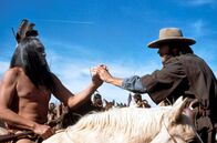Der Texaner – Josey Wales (Clint Eastwood, re.) und Häuptling Ten Bears (Will Sampson, li.) wollen friedlich zusammen leben.