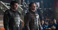 The Great Wall – William Garin (Matt Damon, r.) und Pero Tovar (Pedro Pascval, l.) wurden von den Chinesen gefangen genommen und müssen sich einer Befragung stellen.