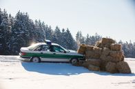 Hubert ohne Staller – Die Bremsen am Streifenwagen haben versagt, Hubert (Christian Tramitz) und Girwidz (Michael Brandner) landen mit dem Auto in einem Haufen aus Strohballen.