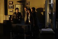The Mentalist – Nachdem in der CBI-Zentrale ein Anschlag verübt wurde, beginnen Kimball (Tim Kang, r.), Teresa (Robin Tunney, 2.v.r.) und Patrick (Simon Baker, 2.v.l.) mit den Ermittlungen und stoßen dabei auf Boscos Sekretärin Rebecca (Shauna Bloom, l.). Hat sie damit was zu tun?