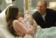 Modern Family – Gloria (Sofia Vergara) und Jay (Ed O'Neill) sind glückliche und stolze Eltern eines zauberhaften Babys.