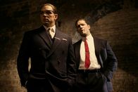 Legend – Hauptdarsteller Tom Hardy in seiner Doppelrolle als Reggie und Ronnie Kray