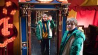 Unheimlich perfekte Freunde – Der Doppelgänger Frido II (Luis Vorbach) winkt aus dem Spiegel Frido (Luis Vorbach) zu.