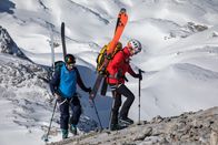 Bergwelten – v.li.: Philipp Schörghofer und Andreas Goldberger bei Tragepassage, während ServusTV´s Hochkönig Films am Hochkönig bei Mühlbach, Salzburg, Österreich am 22.03.2023