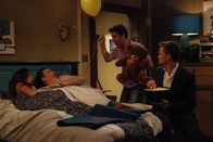 How I Met Your Mother – Lily (Alyson Hannigan, l.) glaubt, wenn sie Ted (Josh Radnor, 2.v.r.), Barney (Neil Patrick Harris, r.) und Robin sagt, dass sie und Marshall (Jason Segel, 2.v.l.) ein Baby zeugen wollen, wären sie irgendwie beim Geschlechtsakt mit dabei ...
