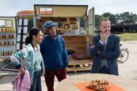 Löwenzahn – Yasemin Saidi (Sanam Afrashthe, l.) hat einen stressigen Tag: Der übermüdete Ordnungsmann Heinz Kluthe (Holger Handtke, r.) fordert weitere Zulassungen für den Foodtrailer. Zum Glück hat Yasemin Fritz Fuchs (Guido Hammesfahr, M.) an ihrer Seite.