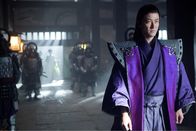 47 Ronin – Der grausame Lord Kira (Tadanobu Asano) bringt seinen Rivalen Lord Asano auf heimtückische Weise dazu, rituellen Selbstmord zu begehen und sorgt außerdem dafür, dass dessen Samurai-Krieger ihre Stellung bei Hofe verlieren. Einen Umstand den die Krieger nicht auf sich sitzen lassen - sie schwören Rache ...