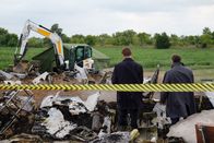 Mayday - Alarm im Cockpit – Brantford, Ontario, Kanada - Ermittler Stoicescu (gespielt von Evan Sabba, rechts) und ein Assistent beobachten, wie ein Bagger die Wrackteile des Tarom-Flugs 371 aus dem tiefen Einschlagkrater holt, der beim Aufprall des Airbus A-320 entstand, bei dem alle Menschen an Bord ums Leben kamen. (Cineflix 2018/Darren Goldstein)