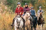 Reiterhof Wildenstein – Rike Wildenstein (Klara Deutschmann) und ihre Reitschüler.