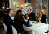 Rote Rosen – ARD ROTE ROSEN FOLGE 1635 Uhr im ERSTEN. Bei einem gemeinsamen Abendessen mit Carla (Maria Fuchs, 2.v.l.) und Tine (Maike Bollow, r.), glaubt Malte (Marcus Bluhm, 2.v.r.), Torben (Joachim Kretzer, l.) von sich überzeugen zu können.