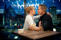 SOKO Leipzig – Ina Zimmermann (Melanie Marschke, l.) und Jan Maybach (Marco Girnth, r.) sitzen in einer Hotelbar und sind in eine Umarmung vertieft.