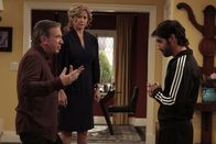Last Man Standing – Damit seine Tochter Eve bessere Chancen auf ein Stipendium hat, engagiert Mike (Tim Allen, l.) einen privaten Fußballtrainier, Octavio (Ezequiel Stremiz, r.). Vanessa (Nancy Travis, M.) ist zunächst nicht begeistert von der Idee, ändert dann aber überraschend schnell ihre Meinung ...