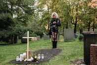 Cryptid – Ester (Maja Johanna Englander) trauert um ihre Freundin Tuva (Beata Borelius).