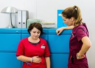 Bettys Diagnose – Bettys Diagnose Ich sehe was, was du nicht siehst Staffel 3, Episode 5 Schwanger?: Carolin Walter als Talula Pfeiffer, Bettina Lamprecht als Betty Dewald