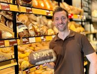 Ausgerechnet – Bauernbrot, Paderborner oder Pumpernickel: Mehr als 3000 verschiedene Brotsorten gibt es. Aber wie werden sie hergestellt? Und wie unterscheidet sich die Arbeit zwischen kleiner Backstube und großem Filialisten? Reporter Daniel Aßmann findet es in „Ausgerechnet – Brot“ heraus.