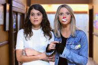The Mick – Mick (Kaitlin Olson, r.) unterstützt ihre Ziehtochter Sabrina (Sofia Black-D'Elia, l.) mit vollem Einsatz, damit sie beim Yale-Interview überzeugen kann ...