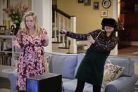 Last Man Standing – Kristin Baxter (Amanda Fuller, l.); Jen (Krista Marie Yu, r.)