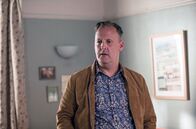 Mum – Derek (Ross Boatman) erinnert sich gerne zurück an seine Zeit mit Lyn.