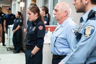 Station 19 – Andy Herrera (Jaina Lee Ortiz, 3.v.l.), Pruitt Herrera (Miguel Sandoval, 2.v.l.)
