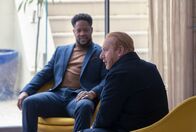 The Chelsea Detective – DI Max Arnold (Adrian Scarborough, r.) spricht mit Greg Milton-Elwes (Tomiwa Edun, l.), dem Ehemann des ermordeten Galeriemanagers.