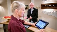 Sturm der Liebe – Alfons (Sepp Schauer, hinten mit Sabine Werner, vorne) bemerkt, dass das Computersystem des Hotels abgestürzt ist.