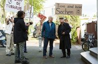 Rentnercops – v.r.) und Edwin (Tilo Prückner, r.) geraten auf ihrem Weg ins Altenheim, in eine Tierschutzdemo (mit Komparsen).