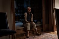 neoriginal: Dead End – Dr. Karen Distelfink (Corinna Kirchhoff) sitzt allein abends in ihrem Wohnzimmer.