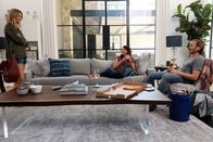 The Mick – Mickey (Kaitlin Olson, l.) trifft die verzweifelte Trish (Michaela Watkins, M.) im Fitnessstudio und stellt ihr Jimmy (Scott MacArthur, r.) vor, damit dieser einige kleine Reparaturen in ihrem riesigen Haus machen kann. Doch dann verstehen sich Trish und Jimmy für Mickeys Verständnis viel zu gut ...