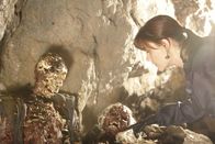 Bones - Die Knochenjägerin – Brennan (Emily Deschanel) untersucht die völlig verwesten Überreste eines Pärchens, die in einer Höhle in einem Nationalpark gefunden wurden.
