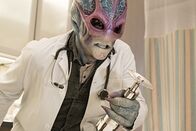 Resident Alien – Alien Harry Double (Keith Arbuthnot)