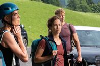 Watzmann ermittelt – Liz Rittmayer (Nina Schmieder, 2.v.l. ) spricht gerade mit den Teilnehmern der Klettertour, als die Gruppe einen lauten Schrei aus Richtung der Felswand hört (mit Kompars:innen).