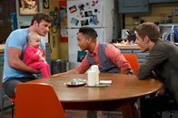 Baby Daddy – Als Emmas (Mila und Zoey Beske, 2.v.l.) geliebtes Kuscheltier Lammie plötzlich spurlos verschwindet, stehen Ben (Jean-Luc Bilodeau, r.), Danny (Derek Theler, l.) und Tucker (Tahj Mowry, 2.v.r.) vor einem großen Problem ...