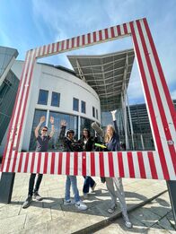 Roadtrip! Für Techfans – Maël, Shalin, Tiara und Emilia besuchen das Fraunhofer-Institut in Garching.