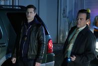 Brooklyn Nine-Nine – Jake Peralta (Andy Samberg, l.); Charles Boyce (Joe Lo Truglio, r.)