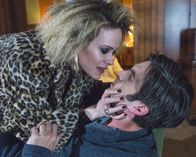 American Horror Story – Sally McKenna (Sarah Paulson, l.); John Lowe (Wes Bentley, r.)